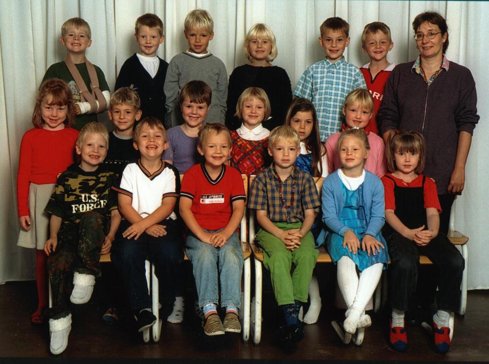 Jesper, Frank, Anton, Michella, Jacob, Martin L,&nbsp;&nbsp;&nbsp;&nbsp;&nbsp;&nbsp;&nbsp;&nbsp;&nbsp;&nbsp;&nbsp;&nbsp;&nbsp;&nbsp; Mona, Piet, Katrine, Josefine, Natalie, Regitze,&nbsp;&nbsp;&nbsp;&nbsp;&nbsp;&nbsp;&nbsp;&nbsp;&nbsp;&nbsp;&nbsp;&nbsp;&nbsp;&nbsp;&nbsp;&nbsp;&nbsp;&nbsp;&nbsp;&nbsp;&nbsp;&nbsp; Morten, Nicklas, Jonas, Martin H, Maja, Mie. &nbsp;&nbsp;&nbsp;&nbsp;&nbsp;&nbsp;&nbsp;&nbsp;&nbsp;&nbsp;&nbsp;&nbsp;&nbsp;&nbsp;&nbsp;&nbsp;&nbsp;&nbsp;&nbsp;&nbsp; Thomas mangler.&nbsp; Lene st�r til h�jre